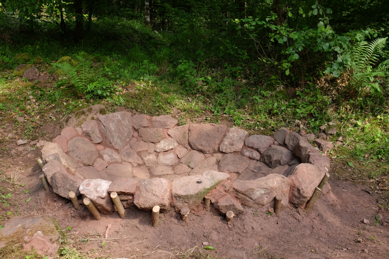 bassin en pierre de grès rose